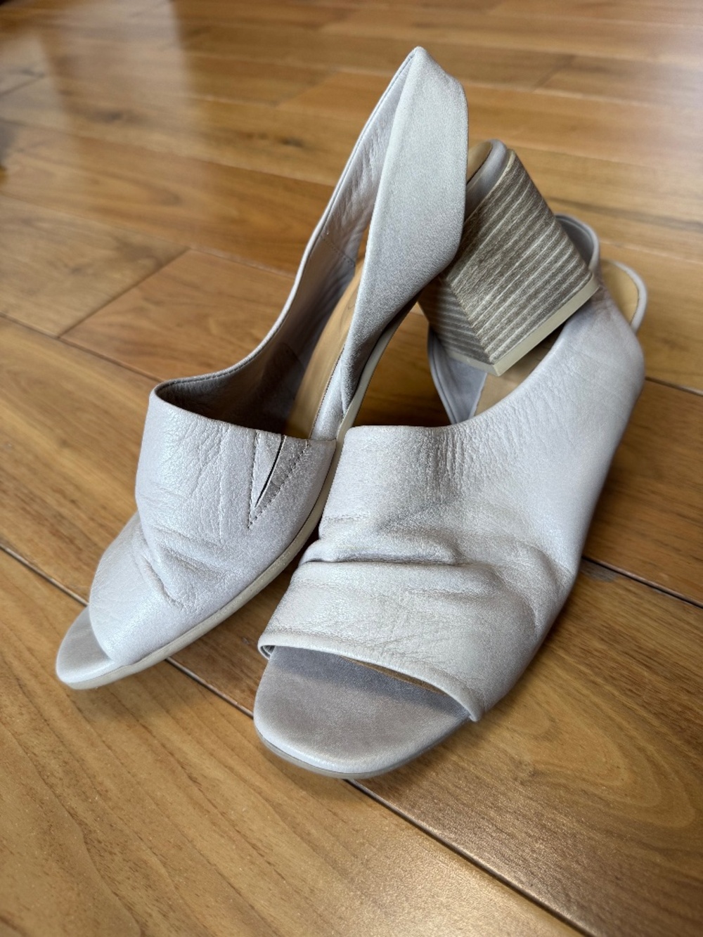 Bueno Light Gray Open-Toe Slingback Sandal